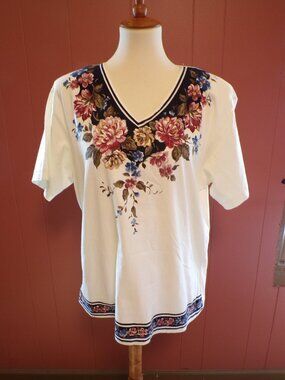 CAPACITY KNITS Women's Tunic Tee Shirt Cream Floral Design V-Neck Size: Medium